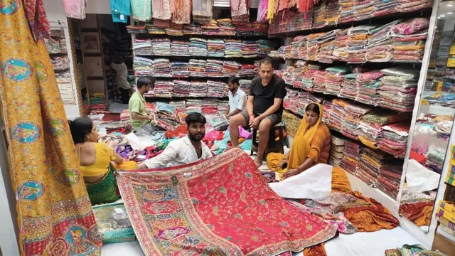 लाल-हरा-पीला रंग हिट, गोटेदार लहंगा और डोला सिल्क की डिमांड; तीज पर आरा की महिलाओं की खास पसंद
