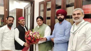 अखिलेश यादव से मिले हरीश हूण।