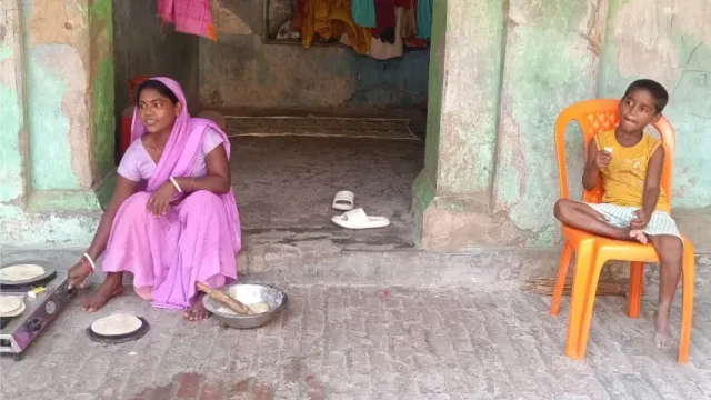 घर में भरा पानी, शिविर में बीमारी की मार, लखीसराय के बाढ़ पीड़ितों के सामने खड़ा हुआ रोटी और इलाज का संकट