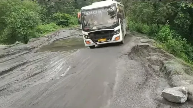 बालूमाथ-पांकी मुख्य मार्ग की हालत जर्जर, बड़े-बड़े गड्ढों के कारण जान जोखिम में डालकर सफर करने को मजबूर लोग
