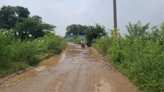 बदहाल सड़कें, लोग परेशान।