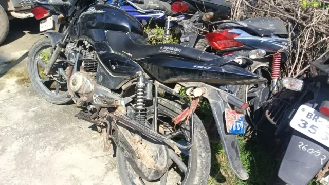 मोकामा: पुलिस के निशान वाली बाइक से लूटपाट करने वाला गिरोह गिरफ्तार, तीन लुटेरे हत्थे चढ़े
