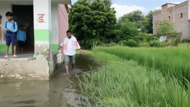 सिवान: रघुनाथपुर के स्कूल में भरा 2 फीट पानी, जान जोखिम में डालकर पढ़ने को मजबूर मासूम
