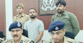 पुलिस गिरफ्त में शाहवेज वारिस और सलमान पुलिस कमिश्नर रघुवीर लाल के पीछे खड़े। जागरण