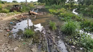 कीचड़ से भरा रास्ता। जागरण
