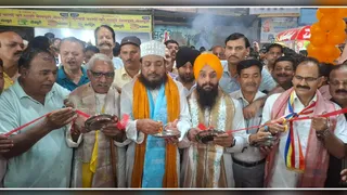 चंदौसी गणेश मेले का फीता काटकर उदघाटन करते पांचों धर्मों के प्रतिनिधि। पंकज शर्मा