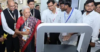 सीएसजेएमयू में आयोजित एआइ मंथन 2.0 में लगे स्टालों पर जानकारी लेतीं राज्यपाल आनंदी बेन पटेल । साथ में कुलपति प्रो.विनय कुमार पाठक। जागरण