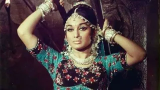 आशा पारेख के पीछे पड़ा था चाइनीज फैन। फोटो क्रेडिट- सोशल मीडिया