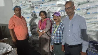 उमंग डेयरी का निरीक्षण करते खाद्य सुरक्षा विभाग के अधिकारी। (सौ.- सूचना विभाग)