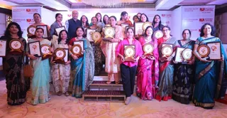 कौशलपुरी स्थित द जाफरान रेस्टोरेंट एंड बैंक्वेट में दैनिक जागरण और आदित्य बिड़ला सन लाइफ म्यूचुअल फंड द्वारा आयोजित आर्थिक सक्षम नारी सदा सशक्त नारी निवेशक जागरूकता कार्यक्रम में सम्मानित हुई महिलाएं । जागरण