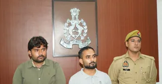 साइबर ठगी गिरोह का सरगना शाहजेव (मध्य में) और उसका साथी सलमान (बाएं)। पुलिस विभाग