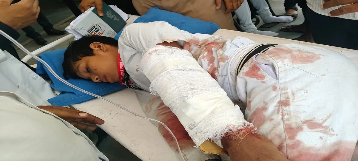 Kaushambi Auto Vehicle Overturns School Kids Injured