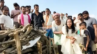 Khagaria Flood Navneet Death: खगड़िया में बाढ़ के पानी में डूबा मैट्रिक टॉपर नवनीत, छोटी बहन मनीषा ने रुढ़ियों को तोड़ भाई को दी मुखाग्नि