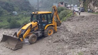 कुल्लू के पागल नाला में आए फ्लड से सड़क पर जमा मलबा। जागरण