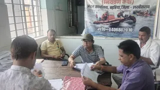 सत्यापन करते अधिकारी। (जागरण)