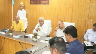 प्रतापगढ़ के विकास भवन में सेवा संकल्प अभियान की तैयारियों की समीक्षा करते मंत्री मयंकेश्वर शरण सिंह। : जागरण