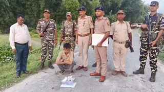 पकड़ा गया नेपाली युवक। (जागरण)
