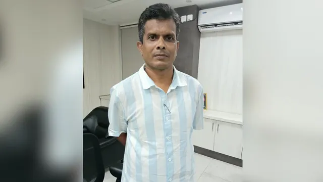 गाड़ी में भरकर घर भेज रहे थे रिश्वत की कमाई, राउरकेला आबकारी अधीक्षक को विजिलेंस टीम ने रंगेहाथ किया गिरफ्तार 
