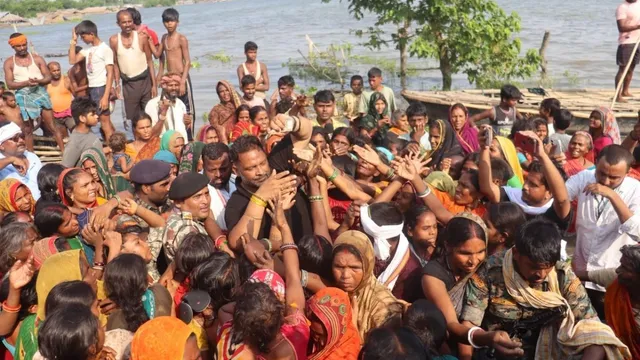 नाव पर सवार होकर रुपौली पहुंचे पप्पू यादव, बाढ़ पीड़ितों को दिए पैसे और राहत सामग्री
