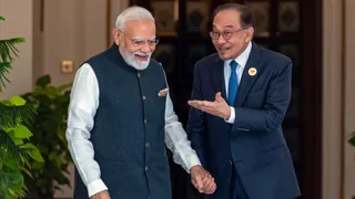 मलेशिया के पीएम अनवर इब्राहिम के साथ पीएम मोदी। (फोटो- पीटीआई।)