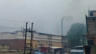 औद्योगिक क्षेत्र साइट बी स्थित इकाई से निकलता धुआं। जागरण