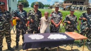 चांदी ले जाते समय 72 वर्षीय बुजुर्ग को एसएसबी जवानों ने दबोचा।