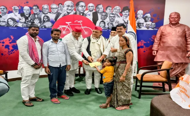 बलिया में दिव्यांग छात्रा रागिनी से मिले अखिलेश यादव, दो लाख का चेक देने के साथ इलाज और पढ़ाई का खर्च उठाने की घोषणा