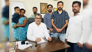 आरपीएफ ने बच्चे को मां से मिलवाया। फोटो जागरण