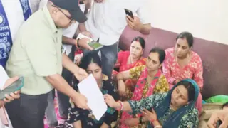बलिया में पूर्व जवान की हत्या: बेटियों के आत्मदाह की धमकी के बाद प्रशासन झुका, 20 घंटे बाद हुआ अंतिम संस्कार।
