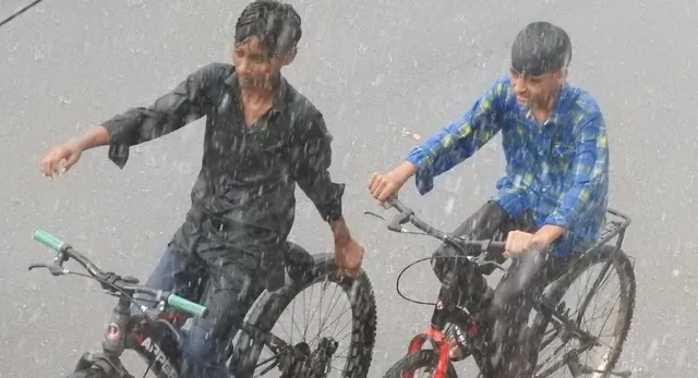 Gorakhpur Weather Today: गोरखपुर में ठहर कर बरसते रहेंगे बादल, गर्मी पर रहेगा नियंत्रण