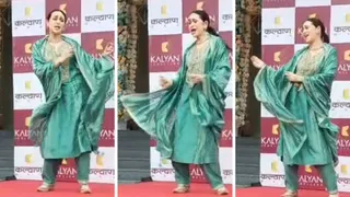 जुड़वा फिल्म के गाने पर डांव करतीं करिश्मा कपूर।