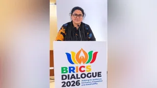 दिल्ली में आयोजित ब्रिक्स संवाद 2026 में अपना विचार साझा करतीं स्मृति सिंह