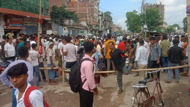 छपरा में बिना ड्राइवर चल पड़ी नगर निगम की कचरा गाड़ी, बुजुर्ग की कुचलकर मौत; घर का दरवाजा भी तोड़ा
