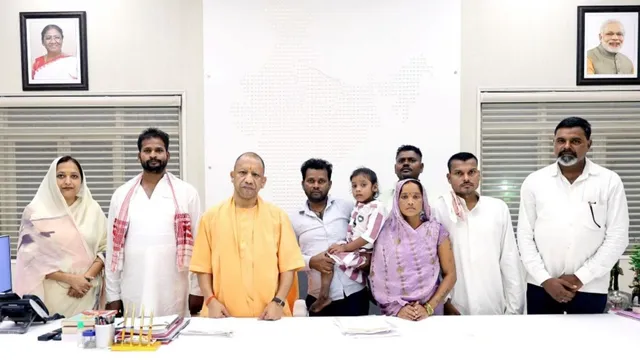एक पैर पर कूद-कूदकर स्कूल जाने वाली बलिया की रागिनी को CM योगी का मिला सहारा, इलाज और पढ़ाई का दिया भरोसा
