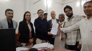 मुकदमा समाप्ति के वाद पक्षकार को एवार्ड प्रदान करते प्रभारी जिला जज संतोष कुमार पाण्डेय, सचिव आरती कुमारी, एसडीजेएम सत्यम,अधिवक्ता एवं पक्षकार! फोटो जागरण