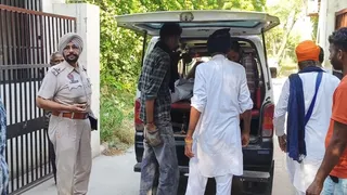 शव को पोस्टमार्टम के लिए लेकर पहुंची पुलिस व परिवार।