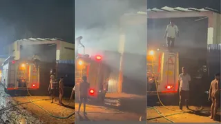 भूसे के गोदाम में लगी आग। (वीडियो ग्रैब)