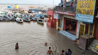 वाराणसी में गंगा का जलस्तर घटा, दशाश्वमेध घाट पर खुले गंगा मंदिर के द्वार।