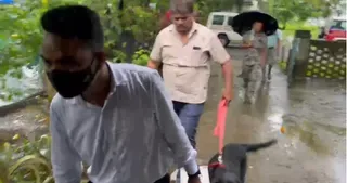 घाटशिला में चोरी की वारदात के बाद जांच करने पहुंची डॉग स्क्वॉयड की टीम।