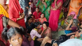 रोते-बिलखते छात्र के परिजन।