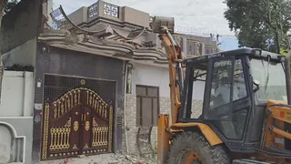 हस्तिनापुर नितिन हत्याकांड के आरोपित मिट्ठू के घर पर चला बुलडोजर।