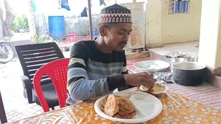 वाराणसी में भूख लगने के बाद शाहिद जमाल अन्नपूर्णा मंदिर पहुंचा, थाने लाए जाने के बाद अन्नपूर्णा मंदिर से भोजन भी कराया गया। - जागरण