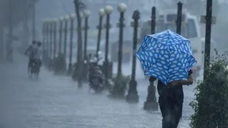कश्मीर में तेज आंधी-बारिश के बाद ओलों की मार। (फोटो- इंटरनेट मीडिया)