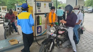 पेट्रोल पंप पर पेट्रोल डलवाते लोग। जागरण