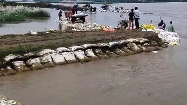 कासगंज में गंगा का जलस्तर खतरे के निशान पर: हजारों बीघा फसलें डूबीं, दर्जनों गांव पानी से घिरे

