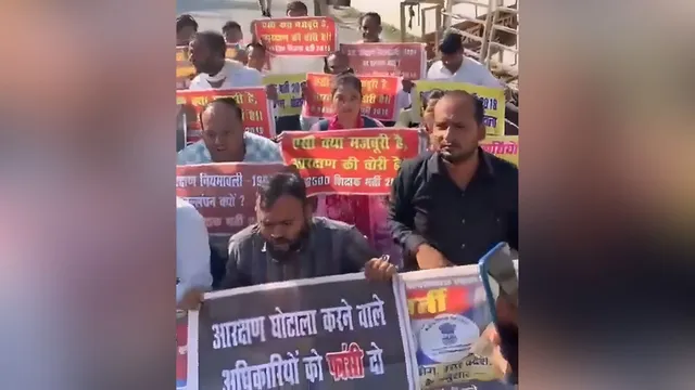 68500 सहायक शिक्षक भर्ती अभ्यर्थियों ने घेरा डिप्टी CM केशव मौर्य का आवास, नियुक्ति की मांग को लेकर की नारेबाजी
