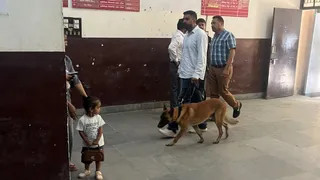 लुधियाना कोर्ट परिसर में जांच करते हुए पुलिस व डॉग स्क्वायड।