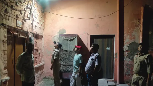 कटिया डालकर चोरी करने वाली आई शामत, सुबह पहुंची टीम ने पकड़े बिजली चोर; मैनपुरी में 10 पर FIR