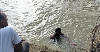 नाला में तलाशते गोताखोर। जागरण