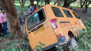 गड्ढे में पलटी वैन। जागरण
